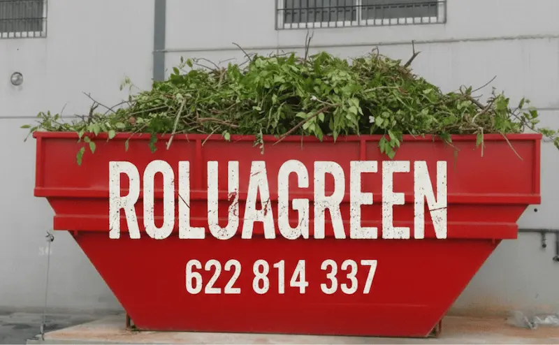 Camión pulpo autocargante de Rolua Green recogiendo restos de poda en Murcia